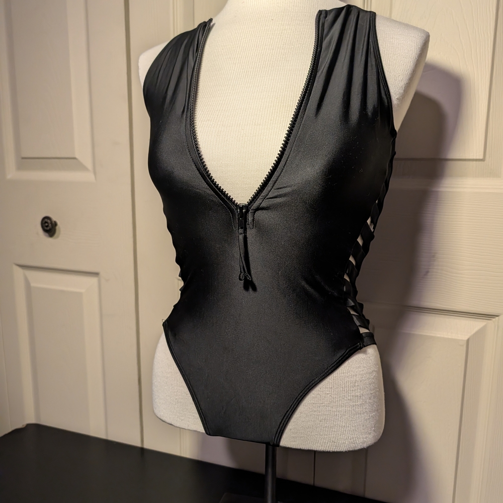 f21 black strappy side zip-front one-piece | sporty swimsuit